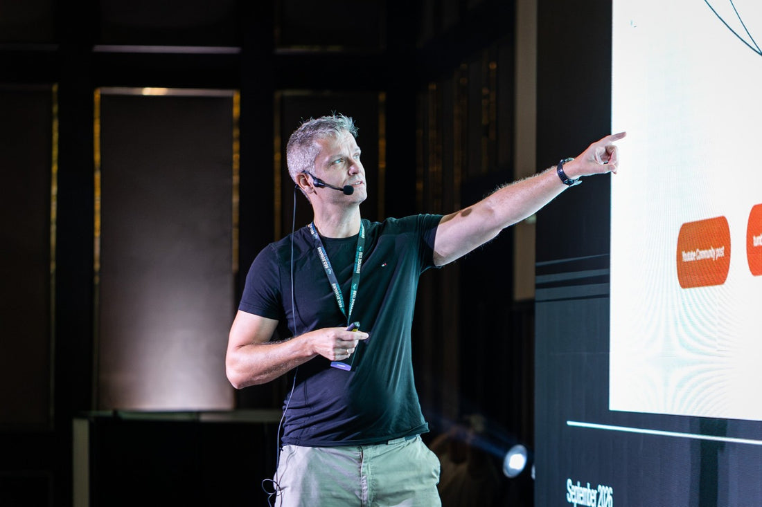Im pointing at the diagram for how to post on social media..